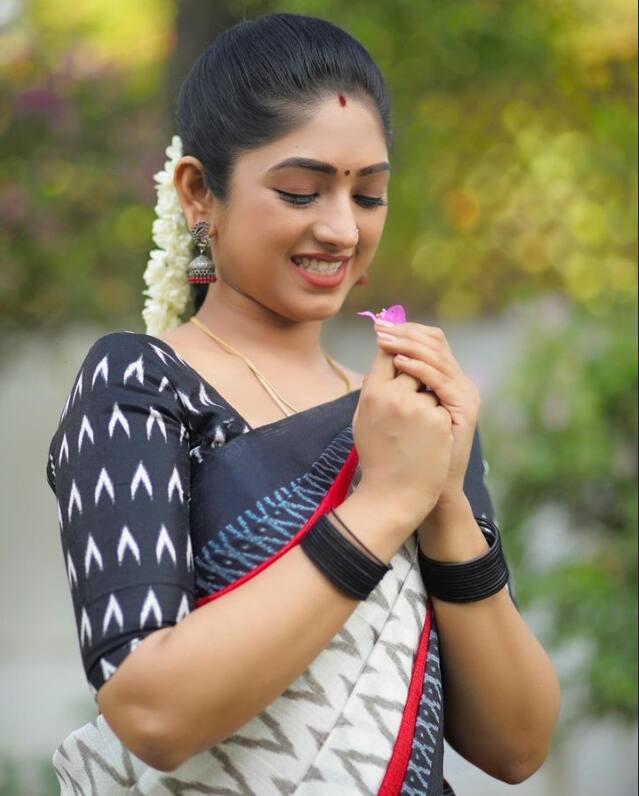 பின்னர் நடிகை சுவாதி சர்மா தனது அம்மாவை சமாதானப்படுத்தி நடிக்க ஓப்புதல் வாங்கியுள்ளார்.