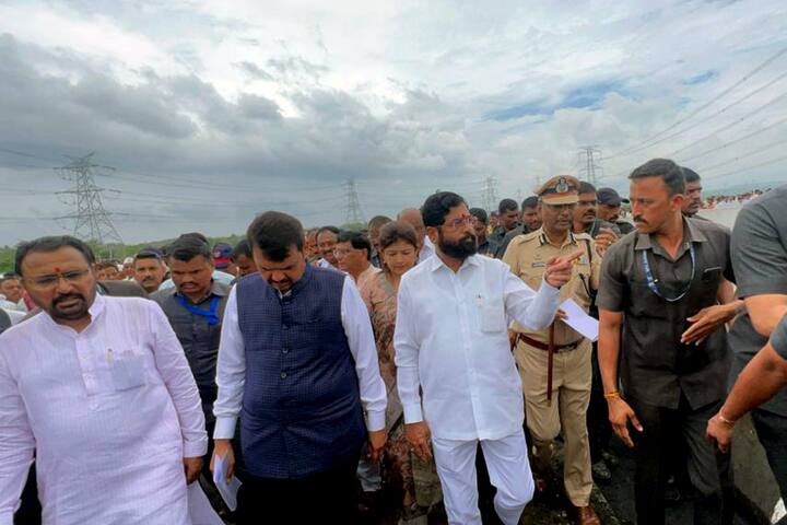 अपघात झाल्यानंतर तात्काळ त्याठिकाणी यंत्रणा दाखल झाल्या होत्या. पण बसने मोठा पेट घेतल्यानं बसमधील प्रवाशांचा दुर्दैवी मृत्यू झाल्याचे मुख्यमंत्री म्हणाले. समृद्धी महामार्गावर प्रशासन योग्य त्या उपायोजना करत आहे. काही वेळेला वेगावर नियंत्रण नसल्यानेही अपघात होत आहेत. त्यामुळं वाहनचालकांनी देखील वाहन चालवताना काळजी घेणं गरजेचं असल्याचे मुख्यमंत्री एकनाथ शिंदे म्हणाले. (PTI)