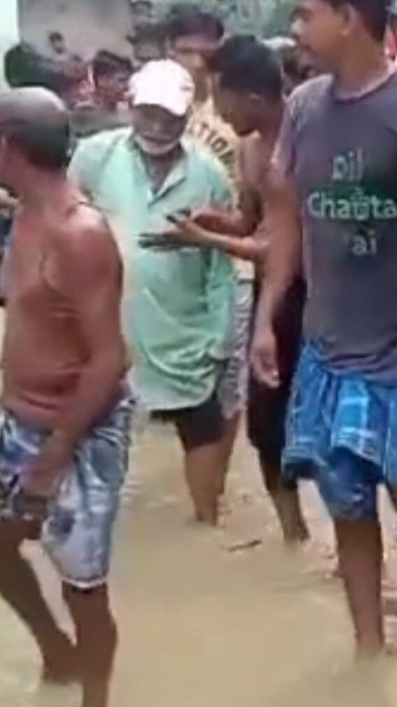 TMC বিধায়ককে কাদা ভর্তি রাস্তায় নামালেন গ্রামবাসীরা