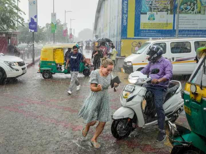 IMD ने करीब 25 राज्यों के लिए बारिश का अलर्ट जारी किया है. जिसमें कुछ राज्य ऐसे हैं जहां भारी बारिश देखने को मिल सकती है वहीं कुछ ऐसे राज्य हैं जहां मध्यम से हल्की बारिश होने की आशंका जताई है.