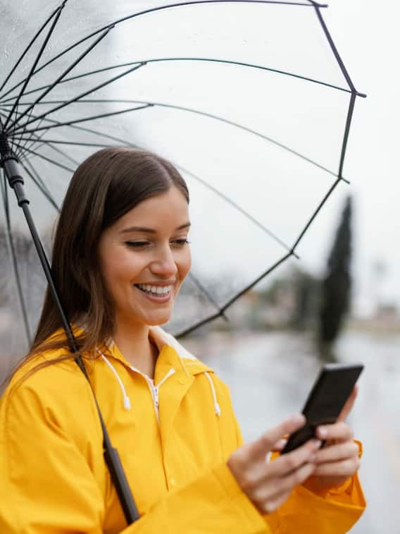 बारिश में महंगे फोन के बचाव के लिए अपनाएं ये टिप्स