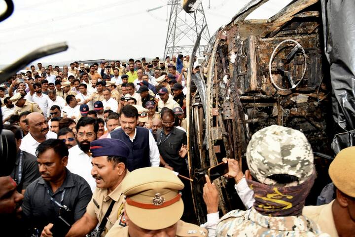 अपघाताची माहिती मिळताच तात्काळ पोलीस प्रशासन घटनास्थळी दाखल झालं. बुलढाण्याचे पोलीस अधिक्षक सुनील कडासने देखील घटनास्थळी उपस्थित होते. एबीपी माझाशी बोलताना त्यांनी अपघाताबाबत सविस्तर माहिती सांगितली. (PTI)