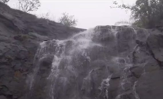 पावसाचा जोर चांगला असल्याने धरण ‘ओव्हरफ्लो’ झाल्यावर परिसरातील नागरिक तसेच पर्यटकांनीही या ठिकाणी धाव घेतली. भूशी डॅमच्या पायऱ्यावरून आणि सांडव्यांवरून पाणी वाहत आहे.