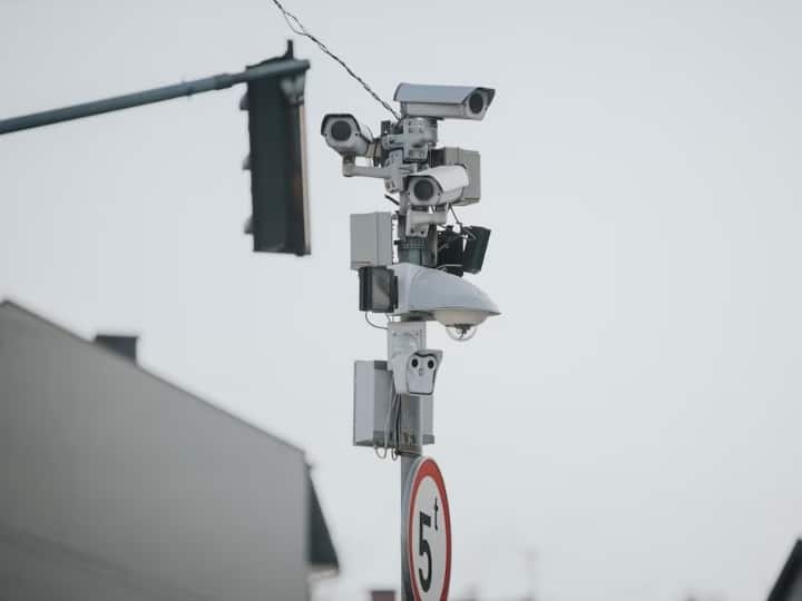 How does traffic camera works this is how they make e challan सड़क पर लगे कैमरे से कैसे कटता है चालान, क्या वहां कोई बैठकर क्लिक करता है?