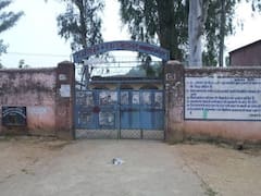 लातेहर का एक ऐसा सरकारी स्कूल, जहां बुनियादी सुविधा के अभाव में 350 बच्चे एक साथ बैठने को मजबूर