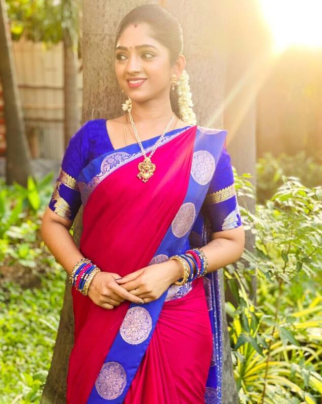 சமீபத்தில் நேர்காணல் ஒன்றில் சுவாதி சர்மா கலந்து கொண்டுள்ளார். அதில் சுவாதி சில விஷயங்களை பகிர்ந்து கொண்டார். சினிமாவில் நடிக்க வாய்ப்பு தேடி வந்த சமயத்தில் வாய்ப்புக்காக ஒருவரை சந்திக்க அம்மாவுடன் சென்றுள்ளார் சுவாதி. அவரை சந்திக்க வந்த நபர் சுவாதியின் அம்மா முன்னரே அட்ஜஸ்ட்மென்ட் குறித்து வெளிப்படையாக பேசியுள்ளார்.