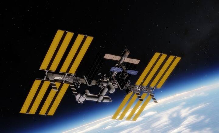 পৃথিবীর মতো ইন্টারন্যাশনাল স্পেস স্টেশনেও মাধ্যাকর্ষণ শক্তি অনুভূত হয় বলে মত বিজ্ঞানীদের, যা কিনা বিশ্ব-ব্রহ্মাণ্ডের চার মূল শক্তির মধ্যে অন্যতম। বাকি তিনটি হল,দ্য উইক ফোর্স, দুর্বল পারমাণবিক মিথস্ক্রিয়াও বলা হয়, অণু-পরমাণুর ক্ষয় হয় এর দ্বারা।