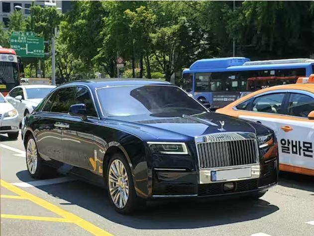 ਅਭਿਨੇਤਾ ਰਿਤਿਕ ਰੋਸ਼ਨ, ਆਪਣੇ ਡਾਂਸ ਅਤੇ ਫਿਟਨੈਸ ਲਈ ਜਾਣੇ ਜਾਂਦੇ ਹਨ, ਨੇ ਆਪਣੇ ਕਾਰ ਸੰਗ੍ਰਹਿ ਵਿੱਚ ਇੱਕ ਰੋਲਸ ਰਾਇਸ ਗੋਸਟ ਸੀਰੀਜ਼ II ਲਗਜ਼ਰੀ ਕਾਰ ਵੀ ਸ਼ਾਮਲ ਕੀਤੀ ਹੈ। ਜਿਸ ਦੀ ਕੀਮਤ ਕਰੀਬ 7 ਕਰੋੜ ਰੁਪਏ ਹੈ।