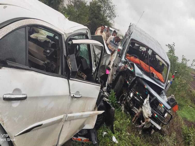 maharashtra news nashik accident news bus fire accident Four killed, ten injured in Vani-Saputara car-cruiser accident Nashik Accident : वणी-सापुतारा रस्त्यावर भीषण अपघात, कार-क्रुझर अपघातात चार जणांचा मृत्यू, 10 जण जखमी 