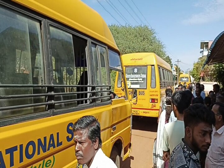 மயிலாடுதுறையில் சாலையை சீரமைக்க கோரி  முட்களை போட்டு போராடிய மக்கள்