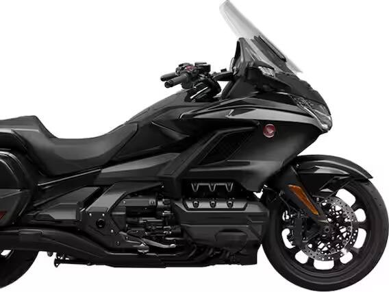 तिसऱ्या क्रमांकावर Honda GL1800 Goldwing बाईक आहे, जी प्रीमियम क्रूझर सेगमेंट बाईक आहे. याचे वजन सुमारे 356 किलोग्रॅम आहे.
