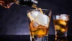 Health Tips: रात्री झोपण्यापूर्वी करू नये 'या' पदार्थांचं सेवन; झोप लागणं होईल कठीण