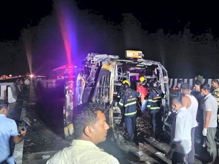 बुलढाणा के पुलिस अधीक्षक (एसपी) सुनील कडासने बताया कि प्रारंभिक जानकारी के अनुसार, बस का एक टायर फट जाने से वाहन एक खंभे से टकराने के बाद डिवाइडर से टकरा गया और उसमें आग लग गई.