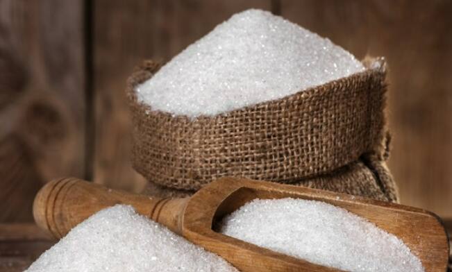 जर तुम्हाला तुमचा चेहरा शेपमध्ये हवा असेल तर साखर पूर्णपणे बंद करा. याच तुम्हाला खूप फायदा होऊ शकतो. साखरेमुळे तुमच्या चेहऱ्याची सूज कमी होते. परिणामी तुमचा चेहरा सुंदर दिसू शकतो.