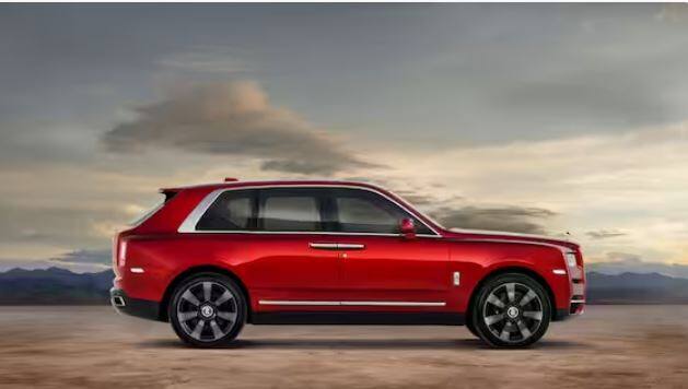 ਇਸ ਲਿਸਟ 'ਚ ਅਜੇ ਦੇਵਗਨ ਵੀ ਸ਼ਾਮਲ ਹੈ। ਉਸ ਕੋਲ ਰੋਲਸ ਰਾਇਸ ਕੁਲੀਨਨ ਦੁਨੀਆ ਦੀ ਸਭ ਤੋਂ ਮਹਿੰਗੀ SUV ਦੀ ਸੂਚੀ ਵਿੱਚ ਸ਼ਾਮਲ ਹੈ। ਜਿਸ ਦੀ ਕੀਮਤ ਕਰੀਬ 6.95 ਕਰੋੜ ਰੁਪਏ ਹੈ।