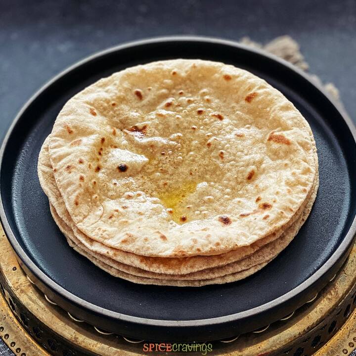 લોટ બાંધતી વખતે હૂંફાળા પાણીનો ઉપયોગ કરો. હુંફાળા પાણીથી ગૂંથેલા કણકમાંથી બનેલી રોટલી નરમ છે. આ રીતે લોટ બાંધવાથી રોટલી લાંબા સમય સુધી નરમ રહે છે અને સખત થતી નથી.