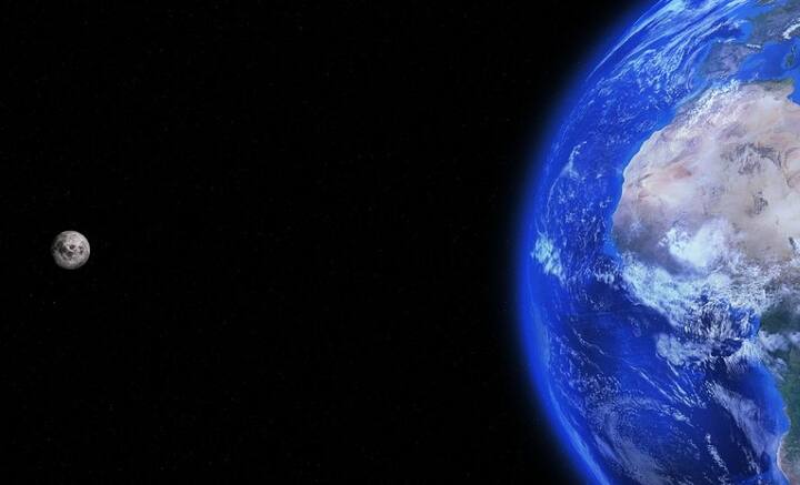 মাথার উপর খোলা আকাশ। পায়ের নীচে মাটি। বিজ্ঞান যদিও বলছে, পৃথিবীর উপরিতলে বসবাস আমাদের, তবে উপর-নীচ বলতে নিজস্ব ধারণা রয়েছে আমাদের।