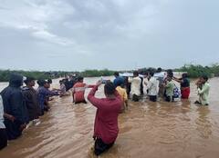 Gir Somnath: ગર્ભવતી મહિલાને હોસ્પિટલે પહોંચાડવા ચટ્ટાનની જેમ નદીના ધસમસતા પ્રવાહમાં ઉભા રહી ગયા યુવાનો,જુઓ તસવીરો