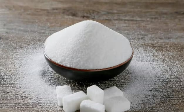 जास्त प्रमाणात साखर खाल्याने चेहऱ्यावर काळे डाग, पिग्मेंटेशन यासारख्या समस्या निर्माण होतात. या कारणाने आजकाल बरेच लोक शुगर फ्री डाइट (Sugar Free Diet) खाणे पसंत करतात.