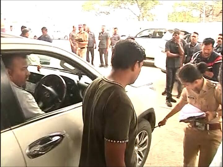 छत्रपती संभाजीनगर विमानतळावर त्यांच्या ताफ्यातील वाहनांची तपासणी आरटीओच्या अधिकाऱ्यांकडून करण्यात आली आहे. ज्यात वाहनाची हवा, किलोमीटर, ताफ्यातील वाहनांची परिस्थिती या सर्वांची चौकशी करण्यात आली.