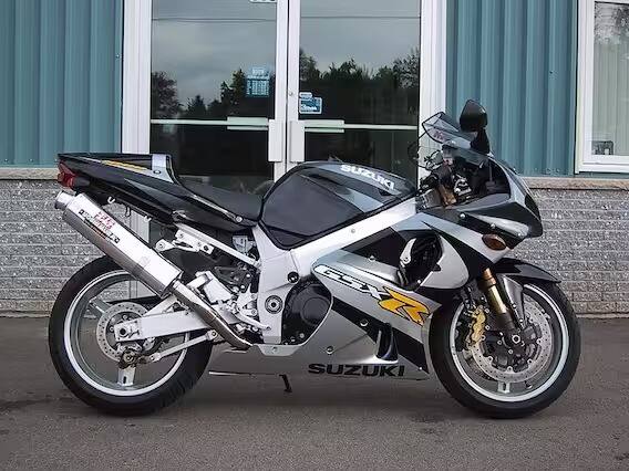 बाईक शौकिनांच्या यादीत पहिलं नाव आहे, सुझुकी GSXR 1000. ही सुपरस्पोर्ट सेगमेंट बाईक आहे.