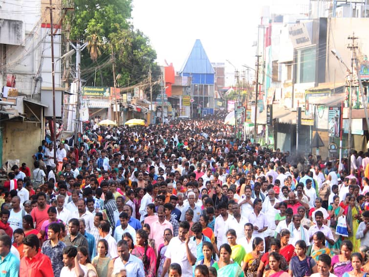 Guru pournami girivalam Best time to go to Guru Poornami Krivalam for the first time in Tiruvannamalai Guru Pournami Girivalam: இன்று குரு பௌர்ணமி; திருவண்ணாமலையில் குவியும் பக்தர்கள் - கிரிவலம் செல்ல உகந்த நேரம் எது?