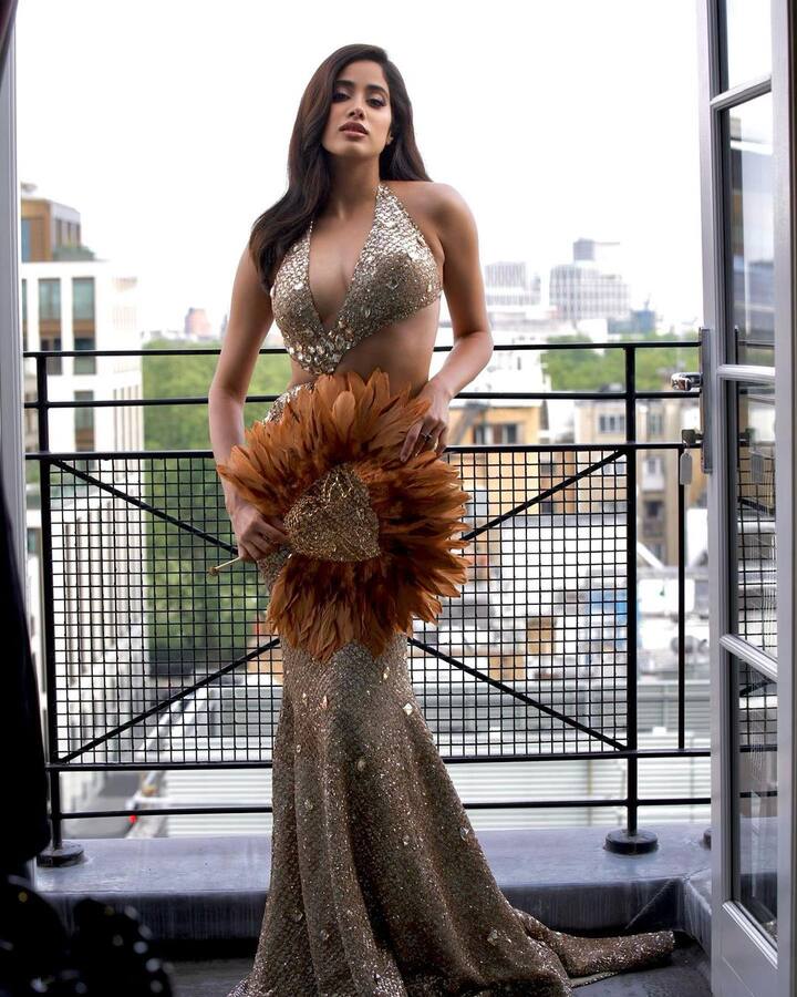 మనీష్ మల్హోత్రా అందమైన డ్రెస్సులో దేవకన్యలా కనిపిస్తోంది.