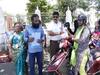 தஞ்சையில் ஹெல்மெட் அணிந்து வந்தவர்களுக்கு ஒரு கிலோ “தக்காளி” பரிசு