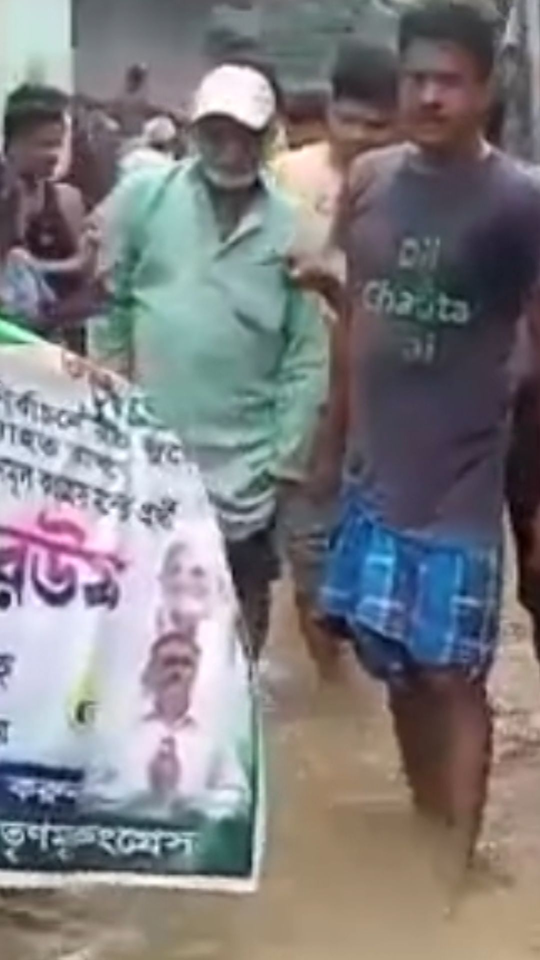কাজ হয়নি ২০১১ থেকে, কাদায় হাঁটিয়ে দাবি গ্রামবাসীদের।