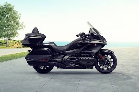 Honda GL1800 Goldwing बाइक 1833cc पॉवर इंजिनसह येते. यामध्ये असलेले ड्युअल कंबाइंड एबीएस पावसाळ्यात चांगलं संरक्षण देतं.