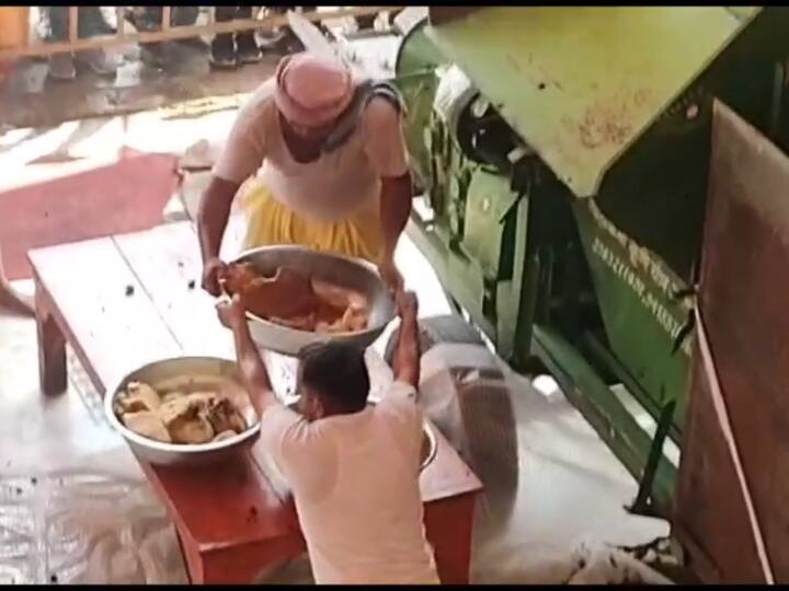 रोट के इन टुकड़ों को थ्रेशर मशीन में डालकर उसका चूरमा बनाया गया.