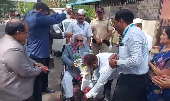 Solapur Latest News Udpate chief district and sessions judge Shabbir Ahmad auti retired सोलापूर जिल्हा व सत्र न्यायाधीशांची निवृत्ती, सर्व न्यायालय गहिवरले