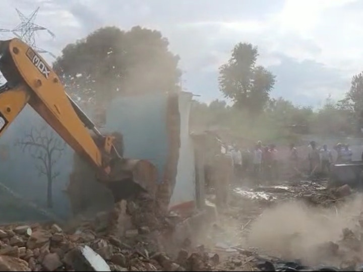 Sonbhadra News: अवैध कब्जे पर चला बुलडोजर, 21 मकान ध्वस्त, महिलाओं और बच्चों की आंखों से निकले आंसू