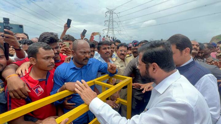 मुख्यमंत्री एकनाथ शिंदे आणि उप मुख्यमंत्री देवेंद्र फडणवीस यांनी अपघाताच्या ठिकाणी पाहणी केली. (PTI)