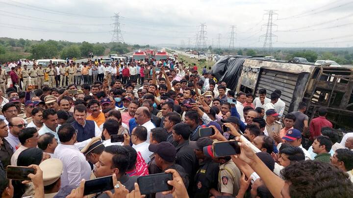 बसचा हा भीषण अपघात बुलढाणाजवळच्या सिंदखेडराजाजवळील पिंपळखुटा गावाजवळ झाला आहे. नागपूरहून पुण्याकडे जाणाऱ्या बसचा भीषण अपघात झाला. साधारणतः मध्यरात्री 1.30 वाजता हा अपघात झाला. बस सर्वात आधी लोखंडी पोलला धडकली त्यानंतर काही अंतरावर जाऊन बस पलटी झाली आणि बसनं अचानक पेट घेतला, अशी अपघाताबाबत प्राथमिक माहिती मिळत आहे. (PTI)