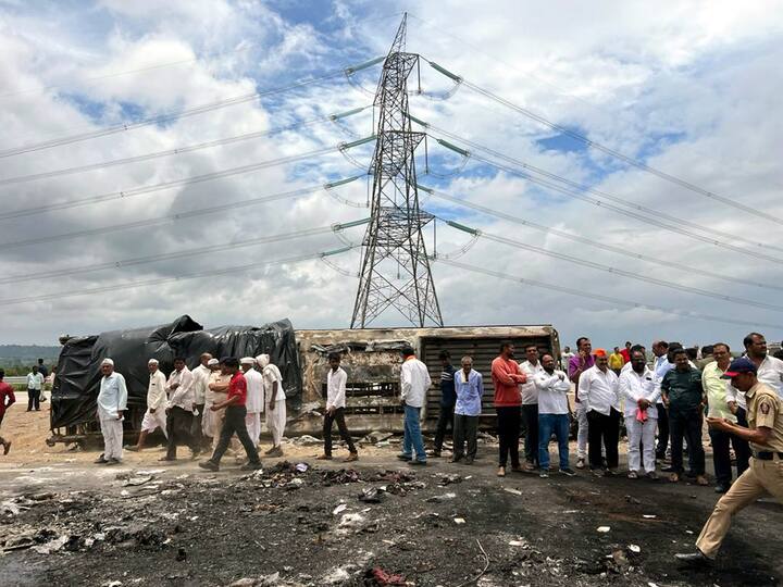 बुलढाणा पोलीस अधिक्षक सुनील कडासने यांनी दिलेल्या माहितीनुसार, आतापर्यंत 25 जणांचा मृत्यू झाला आहे. दुर्घटनाग्रस्त बसमधून आतापर्यंत 25 मृतदेह बाहेर काढण्यात आले असून सर्व मृतदेह पोस्टमॉर्टमसाठी पाठवण्यात आले आहेत. 8 जण या अपघातातून सुखरुप बचावले आहेत. (PTI)