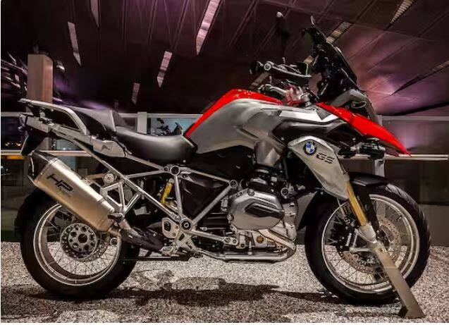 ਚੌਥੀ ਬਾਈਕ BMW ਆਰ. ਇਹ ਇਕ ਐਡਵੈਂਚਰ ਸੈਗਮੈਂਟ ਬਾਈਕ ਹੈ, ਜਿਸ ਦਾ ਭਾਰ ਲਗਭਗ 229 ਕਿਲੋਗ੍ਰਾਮ ਹੈ। ਇਸ 'ਚ ਦਿੱਤਾ ਗਿਆ ਇੰਜਣ 1170cc ਦਾ ਹੈ। ਕੰਟਰੋਲਿੰਗ ਨੂੰ ਬਿਹਤਰ ਬਣਾਉਣ ਲਈ ਇਸ 'ਚ ਡਿਊਲ ਚੈਨਲ ABS ਬ੍ਰੇਕਿੰਗ ਸਿਸਟਮ ਦਿੱਤਾ ਗਿਆ ਹੈ।