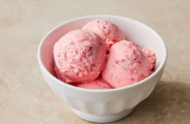 आईस्क्रीम: आईस्क्रीम खायला अनेकांना आवडते. पण आईस्क्रीममुळे शरीरातील कोर्टिसोल हार्मोनची पातळी वाढते. या हार्मोनमुळे फ्रेश वाटतं, यामुळे झोप येत नाही. म्हणून रात्री झोपण्यापूर्वी आईस्क्रीम खाऊ नये.