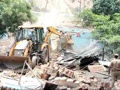 सोनभद्र: अवैध कब्जे पर चला बुलडोजर, 21 मकान ध्वस्त, महिलाओं और बच्चों की आंखों से निकले आंसू