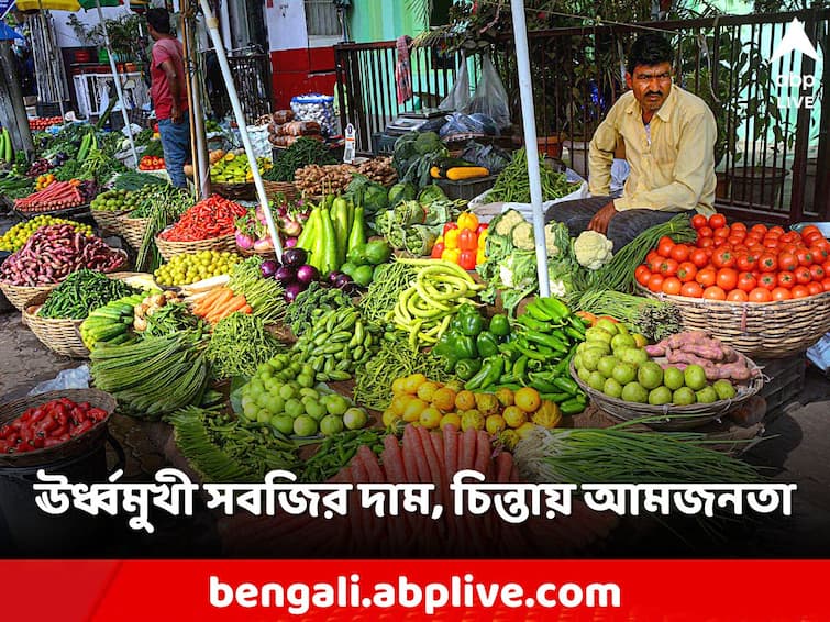 Kolkata West Bengal Vegetable Price Hiked many crossed hundred rupees per kilo Vegetable Price: লাফিয়ে বাড়ছে সবজির দাম, ৩০০ টাকায় বিকোচ্ছে লঙ্কা, সেঞ্চুরি পেরলো একাধিক আনাজ