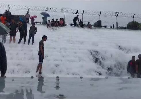 अखेर लोणावळ्यातील भुशी धरण 'ओव्हरफ्लो' झाले. भुशी डॅमच्या पायऱ्यावरून आणि सांडव्यांवरून पाणी वाहत आहे.