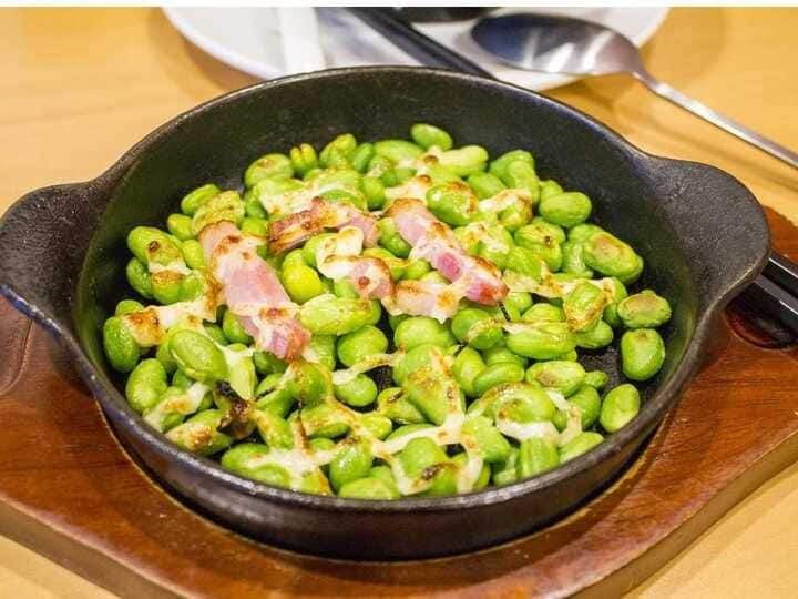 Edamame beans: एडामे बींस जिसे सोयाबीन की फलियों के नाम से भी जाना जाता है. ये एक बहुत ही बेहतरीन सब्जी है.आइए जानते हैं दैनिक आहार में इसे शामिल करने से इस से क्या-क्या फायदे मिल सकते हैं...