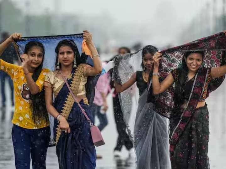 जिन राज्यों के लिए बारिश का अलर्ट जारी किया है इसमें उत्तर प्रदेश, गुजरात, राजस्थान, गोवा, कर्नाटक, बिहार, पश्चिम बंगाल, सिक्किम, असम, मेघालय, अंडमान-निकोबार, तमिलनाडु, केरल, झारखंड,हिमाचल प्रदेश, उत्तराखंड, पंजाब, मध्य प्रदेश, दिल्ली, छत्तीसगढ़, ओडिशा, आंध्र प्रदेश, तमिलनाडु, कर्नाटक, तेलंगाना शामिल है.