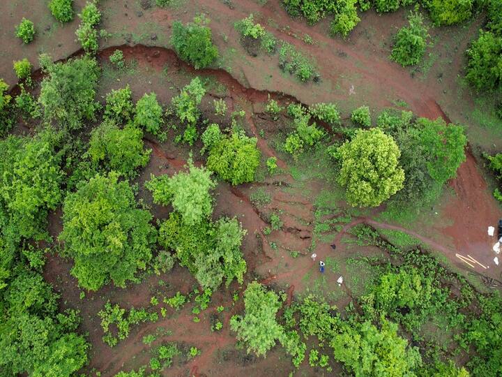 प्रशासनाने इथल्या 17 कुटुबांना स्थलांतराच्या नोटीसा बजावल्या आहेत. मात्र दरवर्षी पावसाळा आला की नोटीसा देतात, पण कायमस्वरुपी स्थालांतराच्या स्वरुपाच्या उपाययोजना करीत नाहीत..प्रशासन का दुर्लक्ष करताय असा प्रश्न स्थानिकांना पडलाय..