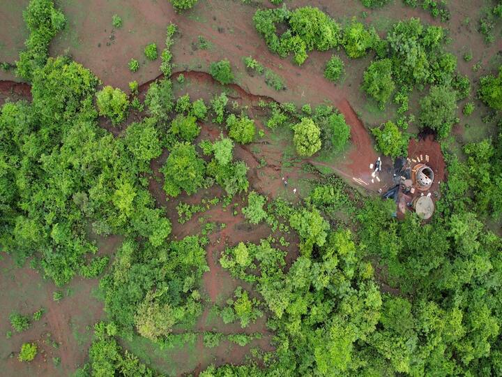 पावसाला आता कुठे सुरुवात झालेली आहे..अजुन पाऊस बाकी आहे. या डोंगराला पडलेल्या भेगांची तिव्रता पाहिली तर या पावसात कोणतीही घटना घडू शकेल हे नाकारता येत नाही..