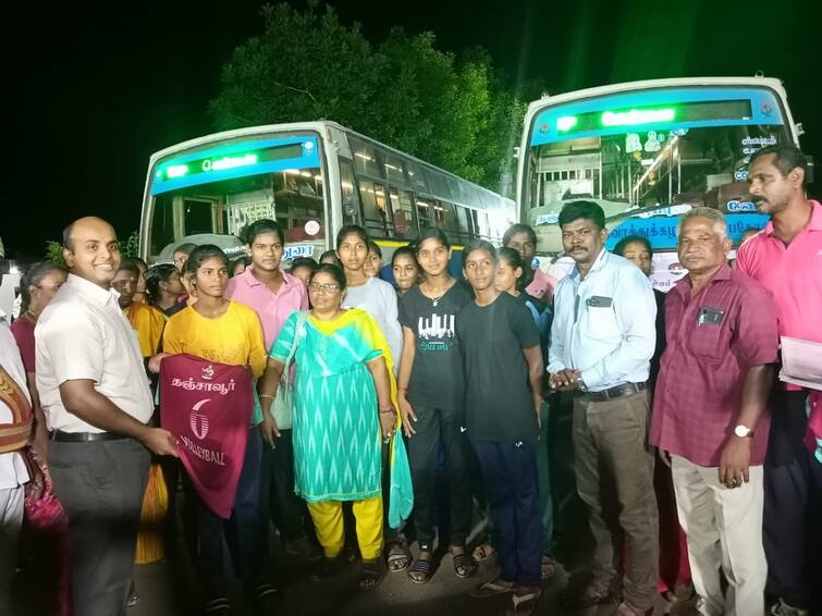 Chief Minister Cup students left Thanjavur to participate in the state-level competitions collector wish TNN Thanjavur: முதல்வர் கோப்பை: ஆட்சியர் வாழ்த்துடன் தஞ்சையிலிருந்து புறப்பட்டு சென்ற மாணவ, மாணவிகள்