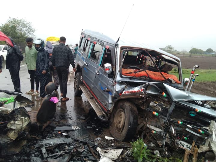 Nashik Accident : वणी-सापुतारा मार्गावरील खोरीफाट्याजवळ कार-क्रूझरच्या भीषण अपघातात चार जणांचा मृत्यू झाला आहे.