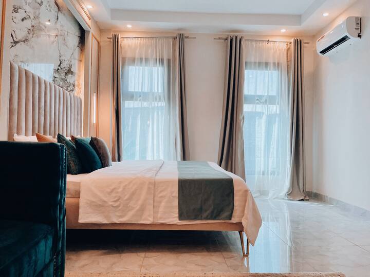 আর তাই তাপমাত্রা কমলেও অনেকেই রাতের ঘুমটা অন্তত স্বস্তিতে ঘুমানোর জন্য বাড়িতে এখনও এসি চালাচ্ছেন।