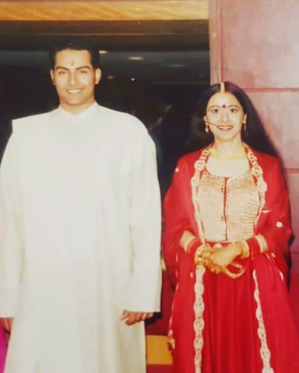 सुधांशु पांडे ने मोना से शादी की है. जिसको वो पहली नजर में ही दिल दे बैठे थे. दरअसल सुधांशु ने अपने करियर की शुरुआत मॉडलिंग से की थी. जब वो दिल्ली में मॉडलिंग करते थे तो उसी एजेंसी में मोना काम करती थी.