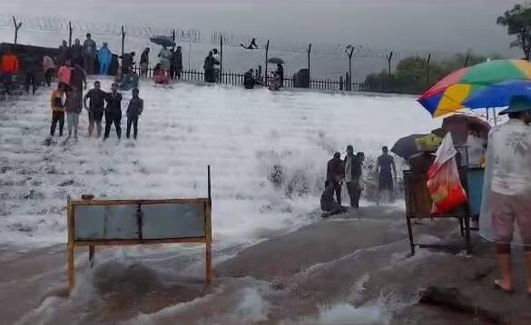 राज्यभरासह पुण्यात मुसळधार पाऊस सुरू आहे. गेल्या 24 तासात लोणावळ्यात 158 मिमी पावसाची नोंद झाली आहे.